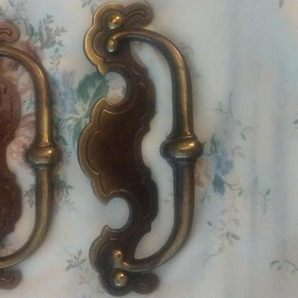 Set of 6 Vintage Brass Stationary Drawer Pulls - Picture 5 of 5